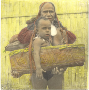 229031 Vrouw van de Marind-anim met een kind in een draagmandje in haar armen